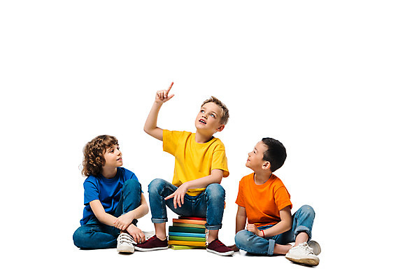 포토 JPG 스튜디오촬영 전신 서양인 외국인 백인 남자 문화 어린이 실내 누끼 사람 앉기 동양인 소년 앞모습 10대 책 세명 친구 컬러풀 글로벌 즐거움 흰배경 지구촌 소년만 국내포토 감정 뷰포인트 컬러 백그라운드 관계 모션 청소년 인종 내부 흰색 남자만 어린이만 파일형식