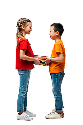 포토 JPG 스튜디오촬영 전신 서양인 외국인 백인 여자 남자 문화 어린이 실내 누끼 사람 동양인 소녀 소년 두명 옆모습 책 친구 컬러풀 글로벌 마주보기 즐거움 흰배경 지구촌 어린이만 국내포토 감정 뷰포인트 컬러 백그라운드 관계 모션 인종 내부 흰색 파일형식