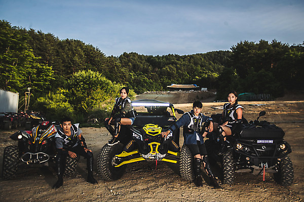 포토 JPG 주간 전신 응시 여자 남자 서기 사람 앉기 여러명 20대 성인 야외 앞모습 여름 30대 레포츠 청춘 기댐 한국인 익스트림스포츠 4륜바이크 인제군 성인만 액티비티 국내포토 자연요소 시선 계절 스포츠 뷰포인트 다수 컨셉 모션 레저 동양인 청년 장년 바이크 강원도 파일형식