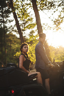 포토 JPG 주간 전신 응시 여자 남자 서기 사람 앉기 성인 야외 두명 옆모습 여름 30대 레포츠 청춘 한국인 익스트림스포츠 4륜바이크 인제군 성인만 액티비티 국내포토 자연요소 시선 계절 스포츠 뷰포인트 컨셉 모션 레저 동양인 장년 바이크 강원도 파일형식