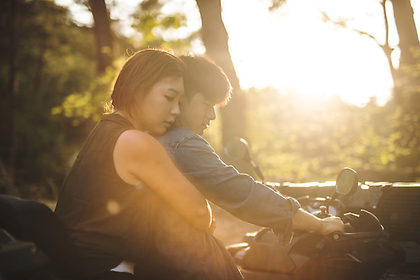 포토 JPG 주간 응시 여자 남자 안기 사람 앉기 상반신 성인 야외 두명 옆모습 여름 30대 레포츠 청춘 한국인 익스트림스포츠 허리 4륜바이크 감싸기 인제군 성인만 액티비티 국내포토 자연요소 시선 계절 스포츠 뷰포인트 컨셉 모션 레저 동양인 신체부위 장년 바이크 강원도 파일형식
