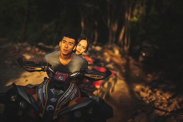 포토 JPG 주간 응시 여자 남자 안기 사람 앉기 상반신 20대 성인 야외 두명 앞모습 여름 레포츠 청춘 한국인 익스트림스포츠 4륜바이크 인제군 성인만 액티비티 국내포토 자연요소 시선 계절 스포츠 뷰포인트 컨셉 모션 레저 동양인 청년 바이크 강원도 파일형식