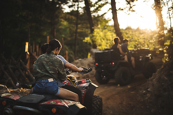 포토 JPG 주간 전신 응시 여자 남자 안기 사람 앉기 여러명 상반신 20대 성인 야외 두명 옆모습 뒷모습 여름 30대 레포츠 청춘 한국인 익스트림스포츠 4륜바이크 인제군 성인만 액티비티 국내포토 자연요소 시선 계절 스포츠 뷰포인트 다수 컨셉 모션 레저 동양인 청년 장년 바이크 강원도 파일형식