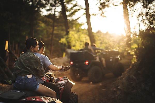 포토 JPG 주간 전신 응시 여자 남자 안기 사람 앉기 여러명 상반신 20대 성인 야외 두명 옆모습 뒷모습 아웃포커스 여름 30대 레포츠 청춘 한국인 익스트림스포츠 4륜바이크 인제군 성인만 액티비티 국내포토 자연요소 시선 계절 스포츠 뷰포인트 다수 컨셉 모션 레저 촬영기법 동양인 청년 장년 바이크 강원도 파일형식
