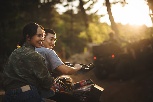 포토 JPG 주간 응시 여자 남자 안기 미소 사람 앉기 상반신 20대 성인 야외 두명 뒷모습 여름 레포츠 청춘 한국인 익스트림스포츠 4륜바이크 인제군 성인만 액티비티 국내포토 자연요소 시선 계절 스포츠 뷰포인트 컨셉 모션 레저 표정 동양인 청년 바이크 강원도 파일형식