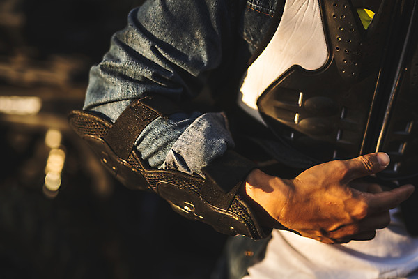 포토 JPG 주간 손 남자 한명 서기 사람 상반신 성인 야외 앞모습 신체부위 여름 30대 레포츠 청춘 한국인 안전장비 보호장비 익스트림스포츠 4륜바이크 안전조끼 인제군 팔꿈치 허리보호대 성인남자한명만 액티비티 국내포토 자연요소 1 계절 스포츠 뷰포인트 컨셉 모션 레저 안전 동양인 장년 바이크 장비 강원도 팔 남자한명만 성인남자만 파일형식