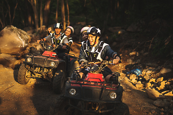 포토 JPG 주간 전신 응시 여자 남자 안기 미소 사람 앉기 여러명 20대 성인 야외 앞모습 여름 30대 레포츠 청춘 한국인 헬멧 익스트림스포츠 4륜바이크 인제군 성인만 액티비티 국내포토 자연요소 시선 계절 스포츠 뷰포인트 다수 컨셉 모션 레저 표정 동양인 청년 장년 바이크 보호장비 강원도 파일형식