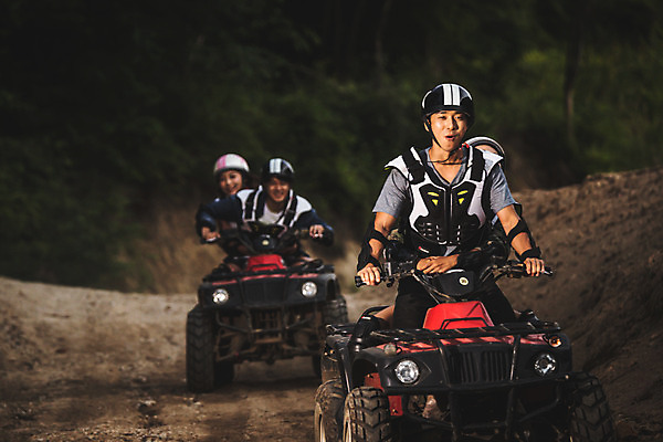 포토 JPG 주간 전신 응시 여자 남자 안기 미소 사람 앉기 여러명 20대 성인 야외 앞모습 여름 30대 레포츠 청춘 한국인 헬멧 익스트림스포츠 4륜바이크 인제군 성인만 액티비티 국내포토 자연요소 시선 계절 스포츠 뷰포인트 다수 컨셉 모션 레저 표정 동양인 청년 장년 바이크 보호장비 강원도 파일형식