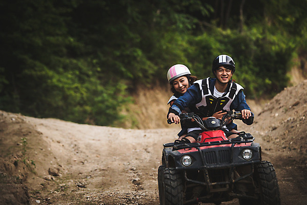 포토 JPG 주간 전신 응시 여자 남자 안기 미소 사람 앉기 성인 야외 두명 앞모습 여름 30대 레포츠 청춘 한국인 헬멧 익스트림스포츠 4륜바이크 인제군 성인만 액티비티 국내포토 자연요소 시선 계절 스포츠 뷰포인트 컨셉 모션 레저 표정 동양인 장년 바이크 보호장비 강원도 파일형식