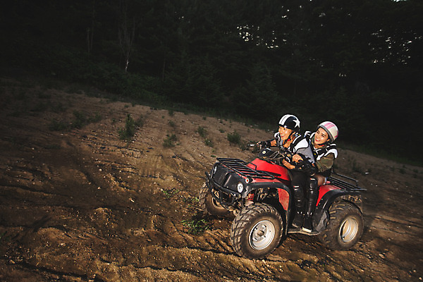 포토 JPG 주간 전신 응시 여자 남자 안기 미소 사람 앉기 20대 성인 야외 두명 옆모습 여름 레포츠 청춘 한국인 헬멧 익스트림스포츠 4륜바이크 인제군 성인만 액티비티 국내포토 자연요소 시선 계절 스포츠 뷰포인트 컨셉 모션 레저 표정 동양인 청년 바이크 보호장비 강원도 파일형식