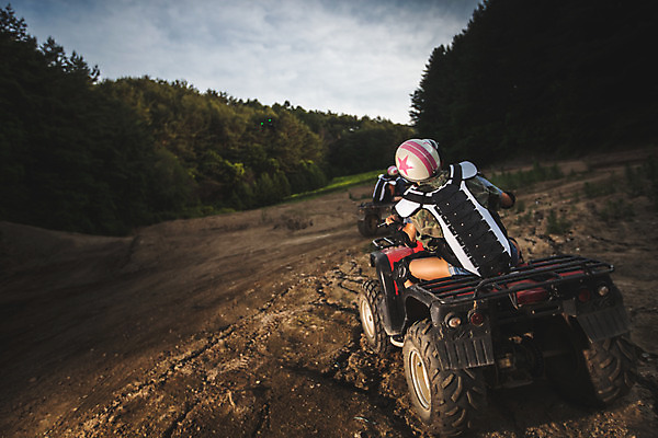포토 JPG 주간 전신 여자 남자 안기 사람 앉기 20대 성인 야외 두명 뒷모습 여름 레포츠 청춘 한국인 헬멧 익스트림스포츠 4륜바이크 인제군 성인만 액티비티 국내포토 자연요소 계절 스포츠 뷰포인트 컨셉 모션 레저 동양인 청년 바이크 보호장비 강원도 파일형식