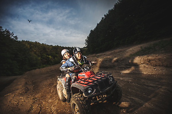 포토 JPG 주간 전신 응시 여자 남자 안기 미소 사람 앉기 성인 야외 두명 옆모습 여름 30대 레포츠 청춘 한국인 헬멧 익스트림스포츠 4륜바이크 인제군 액티비티 국내포토 자연요소 시선 계절 스포츠 뷰포인트 컨셉 모션 레저 표정 동양인 장년 바이크 보호장비 강원도 파일형식