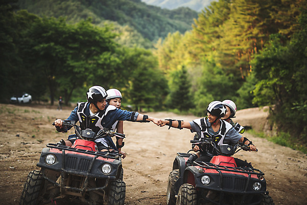 포토 JPG 주간 전신 여자 남자 미소 사람 앉기 여러명 20대 성인 야외 앞모습 여름 30대 레포츠 청춘 한국인 헬멧 익스트림스포츠 4륜바이크 인제군 성인만 액티비티 국내포토 자연요소 계절 스포츠 뷰포인트 다수 컨셉 모션 레저 표정 동양인 청년 장년 바이크 보호장비 강원도 파일형식