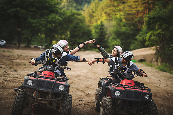 포토 JPG 주간 전신 여자 남자 미소 사람 앉기 여러명 20대 성인 야외 앞모습 여름 30대 레포츠 청춘 한국인 헬멧 익스트림스포츠 4륜바이크 인제군 성인만 액티비티 국내포토 자연요소 계절 스포츠 뷰포인트 다수 컨셉 모션 레저 표정 동양인 청년 장년 바이크 보호장비 강원도 파일형식
