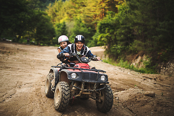 포토 JPG 주간 전신 여자 남자 안기 미소 사람 앉기 성인 야외 두명 앞모습 여름 30대 레포츠 청춘 한국인 헬멧 익스트림스포츠 4륜바이크 인제군 액티비티 국내포토 자연요소 계절 스포츠 뷰포인트 컨셉 모션 레저 표정 동양인 장년 바이크 보호장비 강원도 파일형식