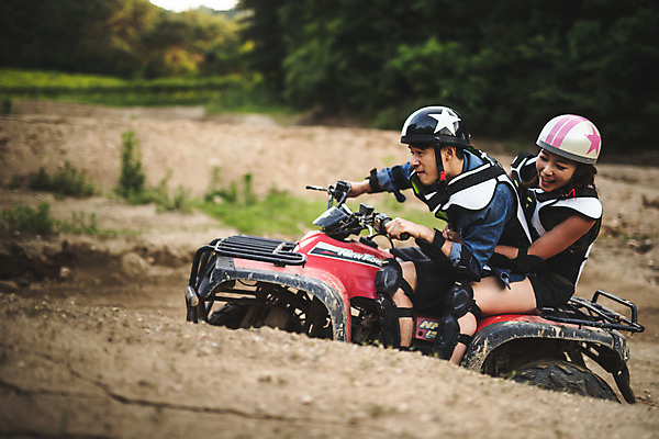 포토 JPG 주간 여자 남자 사람 상반신 성인 야외 두명 옆모습 여름 30대 레포츠 청춘 한국인 헬멧 익스트림스포츠 4륜바이크 인제군 성인만 액티비티 국내포토 자연요소 계절 스포츠 뷰포인트 컨셉 레저 동양인 장년 바이크 보호장비 강원도 파일형식