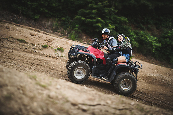 포토 JPG 주간 전신 여자 남자 안기 미소 사람 앉기 20대 성인 야외 두명 옆모습 여름 레포츠 청춘 한국인 헬멧 익스트림스포츠 4륜바이크 인제군 성인만 액티비티 국내포토 자연요소 계절 스포츠 뷰포인트 컨셉 모션 레저 표정 동양인 청년 바이크 보호장비 강원도 파일형식