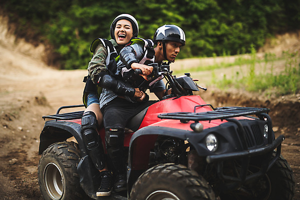 포토 JPG 주간 전신 여자 남자 안기 미소 사람 앉기 20대 성인 야외 두명 옆모습 여름 레포츠 청춘 한국인 헬멧 익스트림스포츠 4륜바이크 인제군 성인만 액티비티 국내포토 자연요소 계절 스포츠 뷰포인트 컨셉 모션 레저 표정 동양인 청년 바이크 보호장비 강원도 파일형식