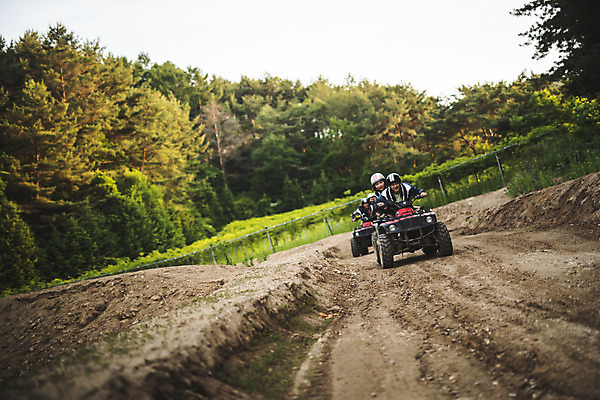 포토 JPG 주간 전신 여자 남자 안기 사람 앉기 여러명 20대 성인 야외 앞모습 여름 30대 레포츠 청춘 한국인 헬멧 익스트림스포츠 4륜바이크 인제군 성인만 액티비티 국내포토 자연요소 계절 스포츠 뷰포인트 다수 컨셉 모션 레저 동양인 청년 장년 바이크 보호장비 강원도 파일형식