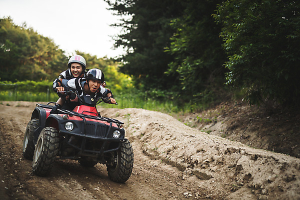 포토 JPG 주간 전신 여자 남자 안기 미소 사람 앉기 20대 성인 야외 두명 앞모습 여름 레포츠 청춘 한국인 헬멧 익스트림스포츠 4륜바이크 인제군 성인만 액티비티 국내포토 자연요소 계절 스포츠 뷰포인트 컨셉 모션 레저 표정 동양인 청년 바이크 보호장비 강원도 파일형식