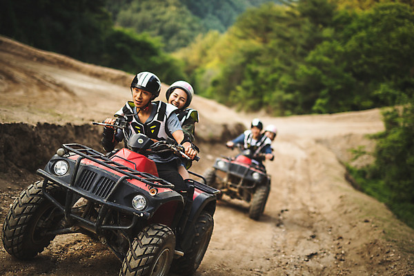 포토 JPG 주간 전신 여자 남자 안기 미소 사람 앉기 여러명 20대 성인 야외 앞모습 여름 30대 레포츠 청춘 한국인 헬멧 익스트림스포츠 4륜바이크 인제군 성인만 액티비티 국내포토 자연요소 계절 스포츠 뷰포인트 다수 컨셉 모션 레저 표정 동양인 청년 장년 바이크 보호장비 강원도 파일형식