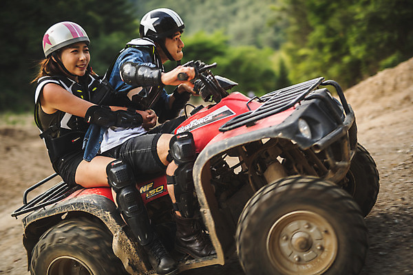 포토 JPG 주간 전신 여자 남자 안기 사람 앉기 성인 야외 두명 옆모습 여름 30대 레포츠 청춘 한국인 헬멧 익스트림스포츠 4륜바이크 인제군 성인만 액티비티 국내포토 자연요소 계절 스포츠 뷰포인트 컨셉 모션 레저 동양인 장년 바이크 보호장비 강원도 파일형식