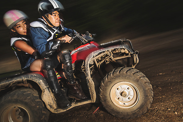 포토 JPG 주간 전신 여자 남자 안기 사람 앉기 성인 야외 두명 옆모습 여름 30대 레포츠 청춘 한국인 헬멧 익스트림스포츠 속도 4륜바이크 인제군 성인만 액티비티 국내포토 자연요소 계절 스포츠 뷰포인트 컨셉 모션 레저 동양인 장년 바이크 보호장비 강원도 파일형식