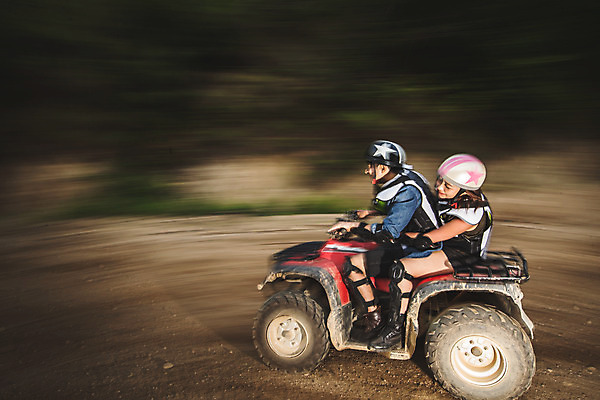 포토 JPG 주간 전신 여자 남자 안기 사람 앉기 성인 야외 두명 옆모습 여름 30대 레포츠 청춘 한국인 헬멧 익스트림스포츠 속도 4륜바이크 인제군 성인만 액티비티 국내포토 자연요소 계절 스포츠 뷰포인트 컨셉 모션 레저 동양인 장년 바이크 보호장비 강원도 파일형식
