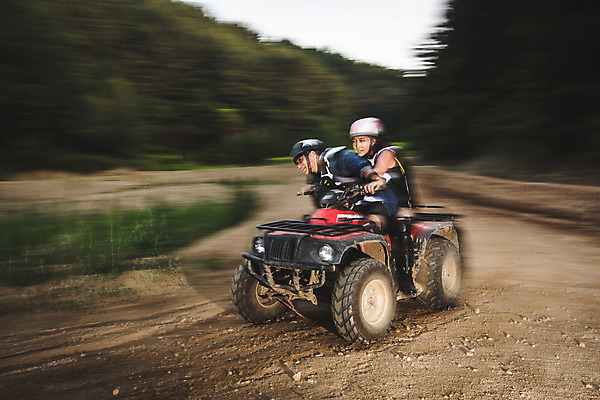 포토 JPG 주간 전신 여자 남자 안기 사람 앉기 성인 야외 두명 옆모습 여름 30대 레포츠 청춘 한국인 헬멧 익스트림스포츠 속도 4륜바이크 인제군 성인만 액티비티 국내포토 자연요소 계절 스포츠 뷰포인트 컨셉 모션 레저 동양인 장년 바이크 보호장비 강원도 파일형식