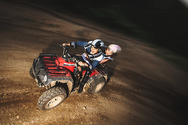 포토 JPG 주간 전신 여자 남자 안기 사람 앉기 성인 야외 두명 옆모습 여름 30대 레포츠 청춘 한국인 헬멧 익스트림스포츠 속도 4륜바이크 인제군 성인만 액티비티 국내포토 자연요소 계절 스포츠 뷰포인트 컨셉 모션 레저 동양인 장년 바이크 보호장비 강원도 파일형식