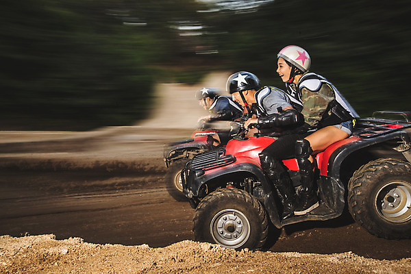 포토 JPG 주간 전신 여자 남자 안기 미소 사람 앉기 여러명 20대 성인 야외 옆모습 여름 30대 레포츠 청춘 한국인 헬멧 익스트림스포츠 4륜바이크 인제군 성인만 액티비티 국내포토 자연요소 계절 스포츠 뷰포인트 다수 컨셉 모션 레저 표정 동양인 청년 장년 바이크 보호장비 강원도 파일형식