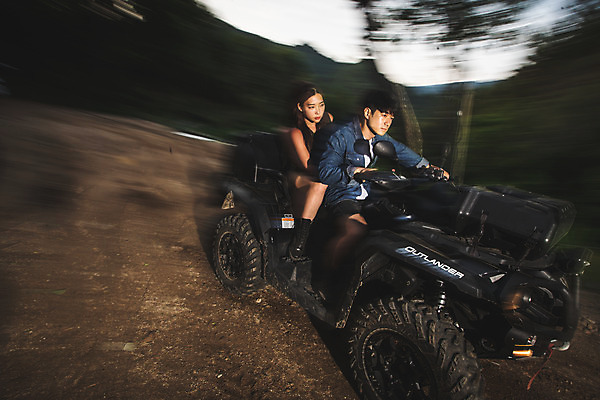 포토 JPG 주간 전신 여자 남자 사람 앉기 성인 야외 두명 옆모습 여름 30대 레포츠 청춘 한국인 익스트림스포츠 속도 4륜바이크 인제군 성인만 액티비티 국내포토 자연요소 계절 스포츠 뷰포인트 컨셉 모션 레저 동양인 장년 바이크 강원도 파일형식