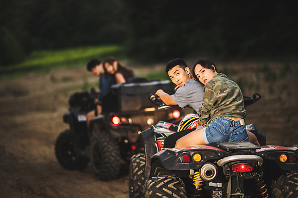 포토 JPG 주간 전신 여자 남자 안기 사람 앉기 여러명 20대 성인 야외 옆모습 여름 30대 레포츠 청춘 한국인 뒤돌아보기 익스트림스포츠 4륜바이크 인제군 성인만 액티비티 국내포토 자연요소 계절 스포츠 뷰포인트 다수 컨셉 모션 레저 동양인 청년 장년 바이크 강원도 파일형식