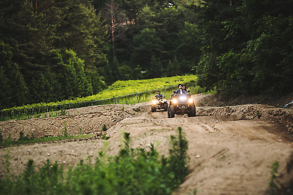 포토 JPG 주간 전신 여자 남자 사람 앉기 여러명 20대 성인 야외 앞모습 여름 30대 레포츠 청춘 한국인 익스트림스포츠 4륜바이크 인제군 성인만 액티비티 국내포토 자연요소 계절 스포츠 뷰포인트 다수 컨셉 모션 레저 동양인 청년 장년 바이크 강원도 파일형식