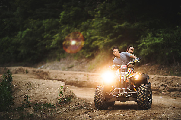 포토 JPG 주간 전신 여자 남자 안기 사람 앉기 20대 성인 야외 두명 앞모습 여름 레포츠 청춘 한국인 익스트림스포츠 경찰봉 4륜바이크 인제군 성인만 액티비티 국내포토 자연요소 계절 스포츠 뷰포인트 컨셉 모션 레저 동양인 청년 바이크 강원도 파일형식