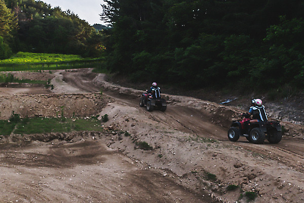 포토 JPG 주간 전신 여자 남자 사람 앉기 여러명 20대 성인 야외 뒷모습 여름 30대 레포츠 청춘 하이앵글 한국인 헬멧 익스트림스포츠 항공촬영 4륜바이크 인제군 성인만 액티비티 국내포토 자연요소 계절 스포츠 뷰포인트 다수 컨셉 모션 레저 동양인 청년 장년 바이크 보호장비 강원도 파일형식