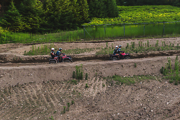 포토 JPG 주간 전신 여자 남자 사람 앉기 여러명 20대 성인 야외 옆모습 여름 30대 레포츠 청춘 하이앵글 한국인 헬멧 익스트림스포츠 항공촬영 4륜바이크 인제군 성인만 액티비티 국내포토 자연요소 계절 스포츠 뷰포인트 다수 컨셉 모션 레저 동양인 청년 장년 바이크 보호장비 강원도 파일형식