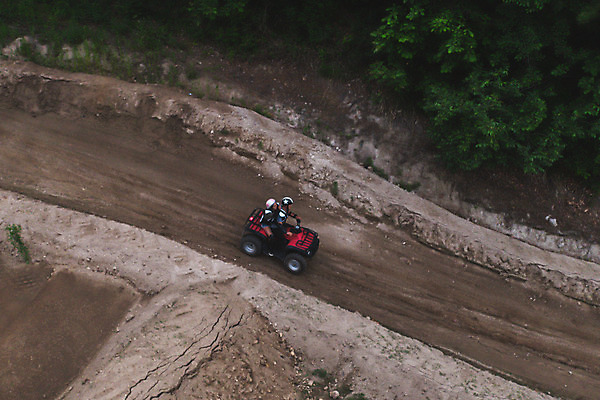 포토 JPG 주간 전신 여자 남자 안기 사람 앉기 20대 성인 야외 두명 옆모습 여름 레포츠 청춘 하이앵글 한국인 헬멧 익스트림스포츠 항공촬영 4륜바이크 인제군 성인만 액티비티 국내포토 자연요소 계절 스포츠 뷰포인트 컨셉 모션 레저 동양인 청년 바이크 보호장비 강원도 파일형식