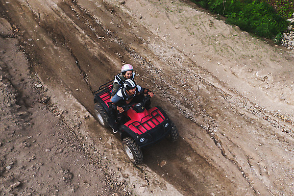 포토 JPG 주간 전신 여자 남자 안기 미소 사람 앉기 20대 성인 야외 두명 옆모습 여름 레포츠 청춘 하이앵글 한국인 헬멧 익스트림스포츠 항공촬영 4륜바이크 인제군 성인만 액티비티 국내포토 자연요소 계절 스포츠 뷰포인트 컨셉 모션 레저 표정 동양인 청년 바이크 보호장비 강원도 파일형식