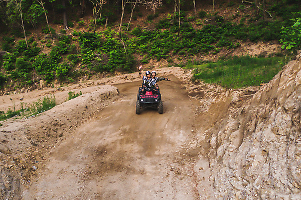 포토 JPG 주간 전신 여자 남자 안기 미소 사람 앉기 20대 성인 야외 두명 여름 레포츠 청춘 하이앵글 손들기 한국인 헬멧 익스트림스포츠 손인사 항공촬영 4륜바이크 인제군 성인만 액티비티 국내포토 자연요소 계절 스포츠 뷰포인트 컨셉 모션 레저 표정 동양인 청년 바이크 인사 보호장비 강원도 파일형식