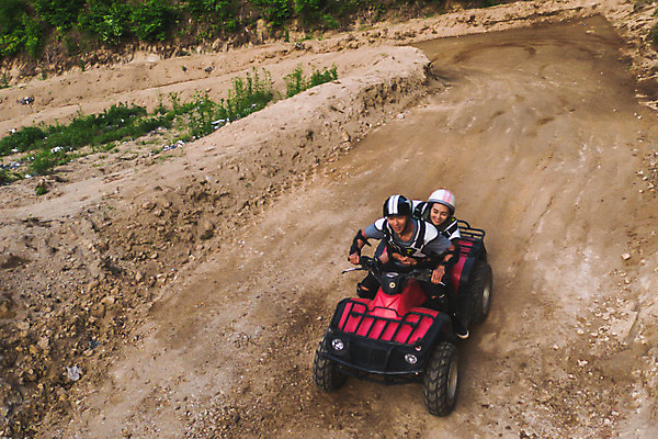 포토 JPG 주간 전신 여자 남자 안기 미소 사람 앉기 20대 성인 야외 두명 앞모습 여름 레포츠 청춘 하이앵글 한국인 헬멧 익스트림스포츠 항공촬영 4륜바이크 인제군 액티비티 국내포토 자연요소 계절 스포츠 뷰포인트 컨셉 모션 레저 표정 동양인 청년 바이크 보호장비 강원도 파일형식