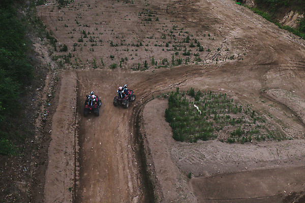 포토 JPG 주간 전신 여자 남자 사람 앉기 여러명 20대 성인 야외 옆모습 뒷모습 여름 30대 레포츠 청춘 하이앵글 한국인 헬멧 익스트림스포츠 항공촬영 4륜바이크 인제군 액티비티 국내포토 자연요소 계절 스포츠 뷰포인트 다수 컨셉 모션 레저 동양인 청년 장년 바이크 보호장비 강원도 파일형식