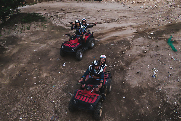 포토 JPG 주간 전신 응시 여자 남자 미소 사람 앉기 여러명 20대 성인 야외 앞모습 옆모습 여름 30대 레포츠 청춘 하이앵글 손들기 한국인 헬멧 익스트림스포츠 항공촬영 4륜바이크 인제군 액티비티 국내포토 자연요소 시선 계절 스포츠 뷰포인트 다수 컨셉 모션 레저 표정 동양인 청년 장년 바이크 보호장비 강원도 파일형식