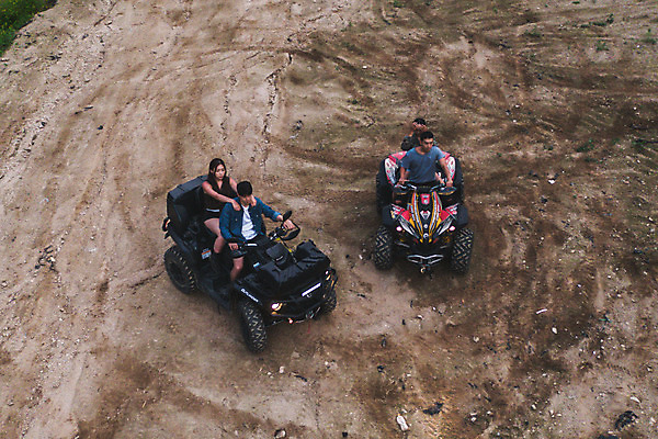 포토 JPG 주간 전신 응시 여자 남자 사람 앉기 여러명 20대 성인 야외 앞모습 여름 30대 레포츠 청춘 하이앵글 한국인 익스트림스포츠 항공촬영 4륜바이크 인제군 액티비티 국내포토 자연요소 시선 계절 스포츠 뷰포인트 다수 컨셉 모션 레저 동양인 청년 장년 바이크 강원도 파일형식