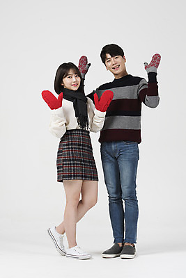 포토 JPG 스튜디오촬영 전신 커플 여자 남자 겨울 데이트 실내 서기 미소 누끼 20대 성인 두명 앞모습 다정 한국인 흰색 흰배경 성인만 손모아장갑 국내포토 계절 뷰포인트 컬러 장갑 백그라운드 컨셉 관계 모션 표정 사람 동양인 청년 내부 파일형식