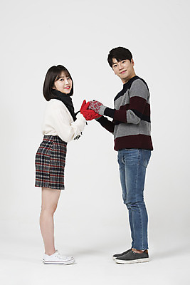 포토 JPG 스튜디오촬영 전신 커플 여자 남자 겨울 데이트 실내 서기 미소 누끼 20대 성인 두명 옆모습 손잡기 다정 한국인 흰색 흰배경 성인만 손모아장갑 국내포토 계절 뷰포인트 컬러 장갑 백그라운드 컨셉 관계 모션 표정 사람 동양인 청년 내부 파일형식