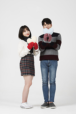 포토 JPG 스튜디오촬영 전신 커플 여자 남자 겨울 데이트 실내 서기 미소 들기 누끼 20대 성인 두명 앞모습 옆모습 다정 한국인 흰색 흰배경 하트쿠션 성인만 손모아장갑 국내포토 계절 뷰포인트 컬러 장갑 백그라운드 컨셉 쿠션 관계 모션 표정 사람 동양인 청년 내부 하트 파일형식