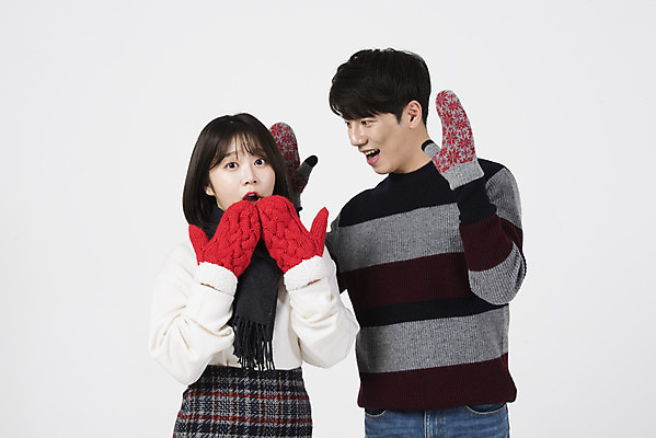 포토 JPG 스튜디오촬영 커플 여자 남자 겨울 데이트 장난 실내 서기 누끼 상반신 20대 성인 두명 앞모습 다정 놀람 한국인 흰색 흰배경 놀래키기 성인만 손모아장갑 국내포토 계절 감정 뷰포인트 컬러 장갑 백그라운드 컨셉 관계 모션 표정 사람 동양인 청년 내부 파일형식