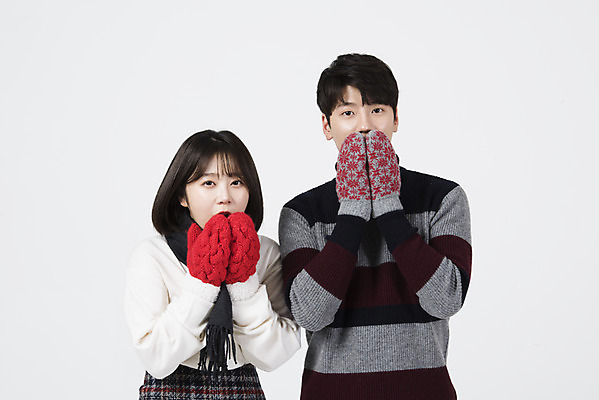 포토 JPG 스튜디오촬영 커플 여자 남자 겨울 데이트 실내 서기 누끼 상반신 20대 성인 두명 다정 놀람 한국인 흰색 불기 흰배경 손시려운 성인만 손모아장갑 국내포토 계절 감정 컬러 장갑 백그라운드 컨셉 관계 모션 표정 사람 동양인 청년 내부 파일형식