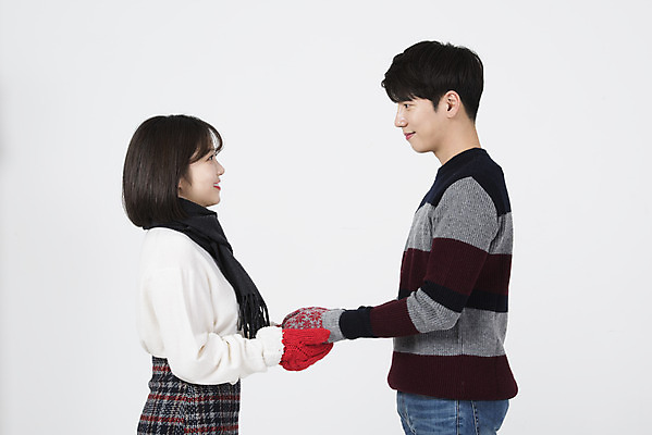 포토 JPG 스튜디오촬영 커플 여자 남자 겨울 데이트 실내 서기 미소 누끼 상반신 20대 성인 두명 옆모습 마주보기 손잡기 다정 한국인 흰색 흰배경 성인만 손모아장갑 국내포토 계절 뷰포인트 컬러 장갑 백그라운드 컨셉 관계 모션 표정 사람 동양인 청년 내부 파일형식